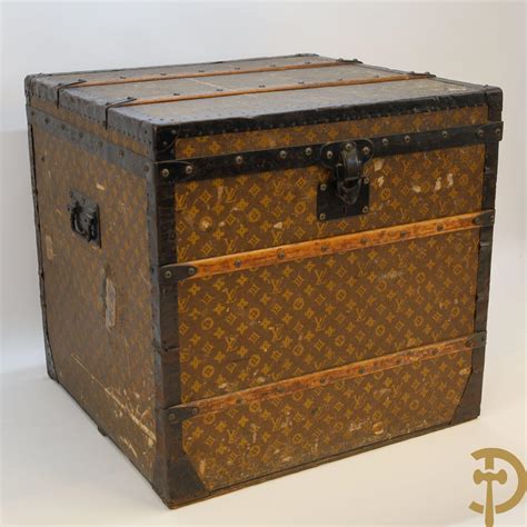 At Auction: Antieke Louis Vuitton koffer met ijzerbeslag, 